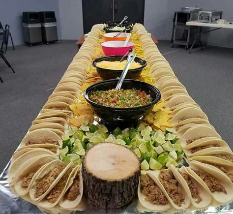 Epic taco table-decided on mini tacos since everything will be bite size Taco Bar, Tacobar Party, Taco Bar Party, Wedding Buffet Food, Lots Of Food, Taco Party, Food Stations, Truck Ideas, Snacks Für Party