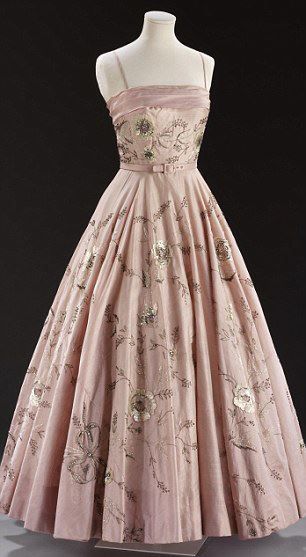 A 1955 Worth London dress in pink silk with crystal embellishment, dating from the time when Owen Hyde-Clark was chief designer. Cut as a circle, the piece would have needed many petticoats for full effect. 1950s Silhouette, Elvis Dress, Gaun Abad Pertengahan, Mode Retro, Fashion 50s, Salwar Kamiz, Fashion 1950s, Vintage Gowns, Beauty Dress