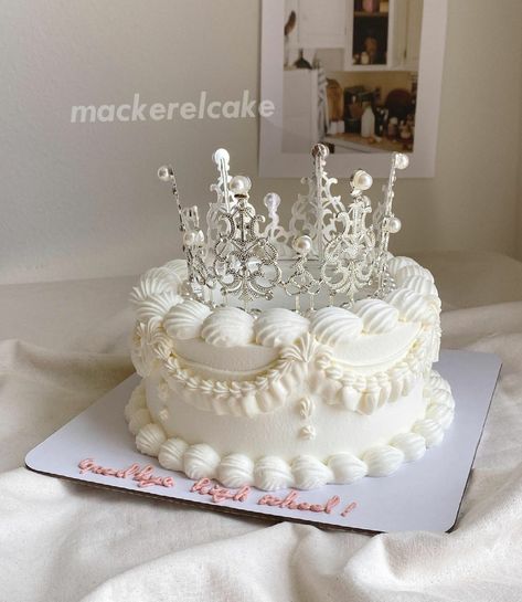 Debut Cake/Cake/Pretty Cake Crown Bday Cake, White Princess Cake, Crown Cake Design, Cake With Crown, Crown Cakes, Birthday Cake Crown, 21st Bday Cake, Queens Birthday Cake, 19th Birthday Cakes