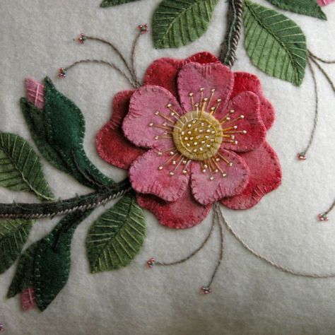Motifs D'appliques, Wool Applique Quilts, Mary Rose, Wool Felt Projects, Wool Applique Patterns, Felted Wool Crafts, Wool Quilts, Penny Rug, Wool Embroidery