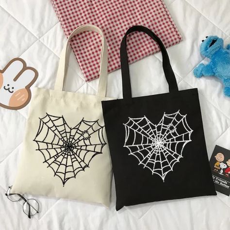 Eco Bag Design Ideas, Black Tote Bag Design Ideas, Tote Bag Drawing Ideas, Tote Bag Design Ideas Aesthetic, Tote Bag Painting Ideas Aesthetic, Crochet Honey Bee, Crochet A Butterfly, Y2k Tote Bag, Decorated Tote Bags