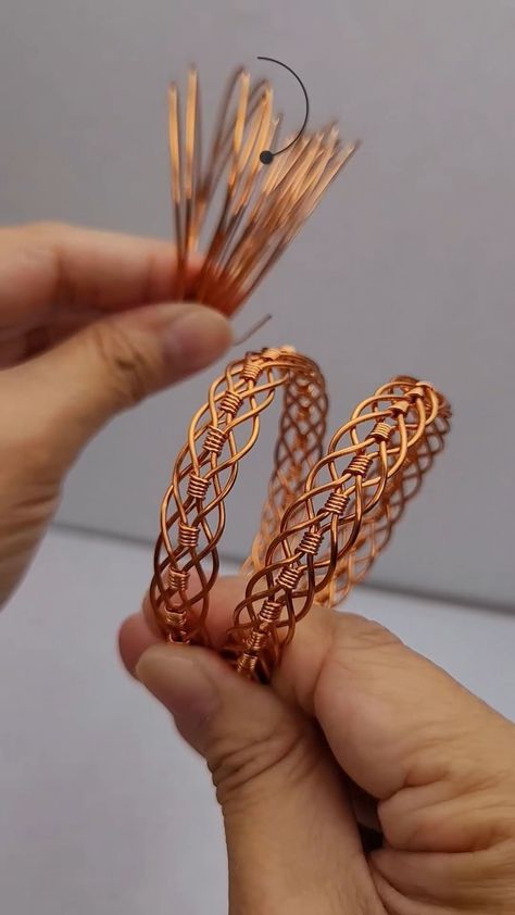 Lan Anh Handmade | Unisex braided copper bracelet - Handmade jewelry for men and women | Instagram Fine Copper Wire Crafts, Bracelet Wire Wrapping, Wire Wrapping Bracelet, How To Make Copper Jewelry, Wire Work Jewelry Tutorials, Diy Wire Crafts, Bead And Wire Jewelry, Wire Braiding, Wire Bracelets Diy