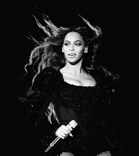 Beyonce Aesthetic Black And White, Beyonce Black And White Aesthetic, Beyoncé Black And White, Black And White Beyonce, 2000s Singers, Black And White Celebrity Photos, Beyonce Black And White, Beyonce Playlist, Beyonce Poster