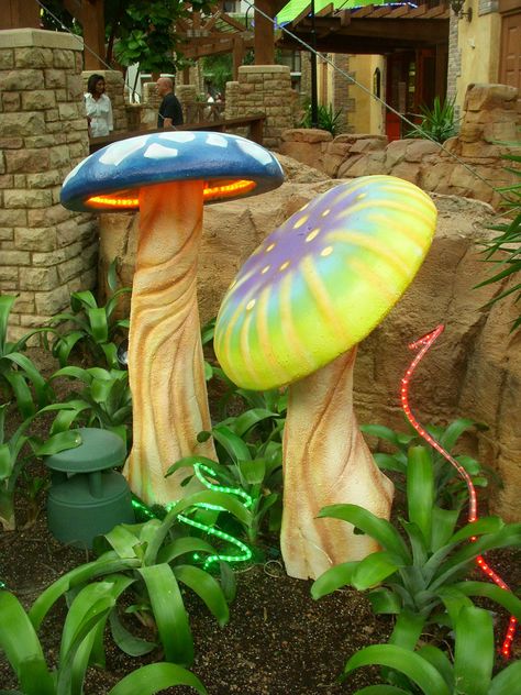 photo Alice In Wonderland Mushroom, Alice In Wonderland Garden, Alice In Wonderland Decorations, Mushroom Crafts, Mad Hatter Party, Garden Mushrooms, Alice In Wonderland Theme, Alice In Wonderland Tea Party, Mushroom Decor