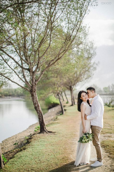 Prawedding Konsep Outdoor Casual, Tema Prewedding Outdoor, Foto Prewedding Casual Outdoor, Casual Prewedding Outfit, Prewed Casual Outdoor, Casual Wedding Photoshoot, Casual Prewedding Outdoor, Konsep Prewedding Outdoor Casual, Prewedding Ideas Outdoor Casual