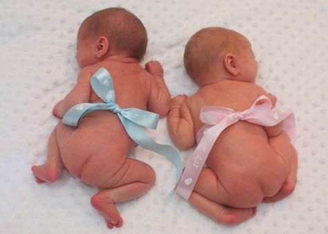 I want twins!!!!...........ha, thought this was funny when I saw this person wanted twins......cute pic though!!! Newborn Twin Photography, Twin Pictures, Twin Photography, Foto Newborn, Twin Photos, Boy Girl Twins, Cute Twins, Newborn Twins, Baby Poses