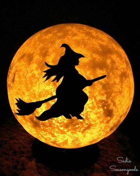 Moldes Halloween, Halloween Moon, Witch Diy, Flying Witch, Halloween Tattoo, Spooky Halloween Decorations, Vintage Light Fixtures, Decor Shabby Chic, Fete Halloween