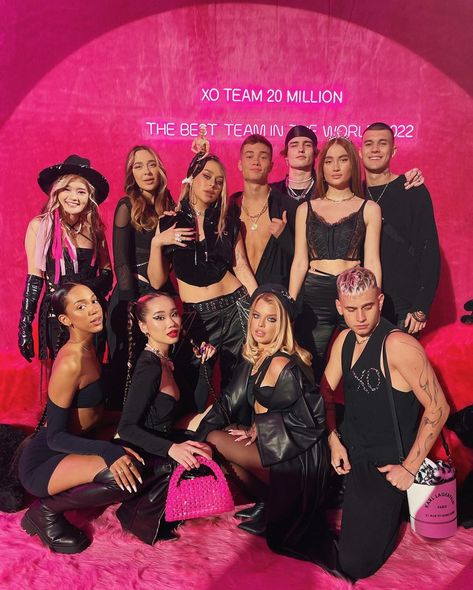 XO Team on Instagram: “XO TEAM 20 MILLION PARTY ❤️” Mode Indie, Twilight Poster, Cute Lockscreens, Best Friend Pictures Tumblr, Mode Kawaii, Team Wallpaper, Hair Color Streaks, Tiktok Outfits, Dance Workout Videos