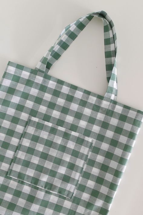 This is the easiest DIY Tote Bag sewing tutorial that shows you a simple method that doesn’t waste your time and is very beginner friendly. Make a tote bag with a pocket easily! Easiest Thing To Sew, Sew Market Bag, Beginner Tote Bag Sewing Projects, Sew Tote Bag With Pockets, Easiest Sewing Projects For Beginners, Easy Sew Bags For Beginners, Sewn Tote Bags, Simple Things To Sew For Beginners, How To Sew Tote Bags