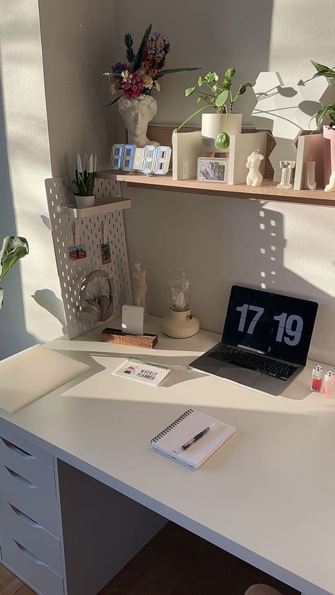 Sunny desk setup Aesthetic Study Space Ideas, Simple Desk Organization Ideas, Room For Studying, Desk Decorations Aesthetic, Simple Study Space, Study Environment Room, Students Room Decoration, Work Set Up Aesthetic, Work Desk Setup Aesthetic