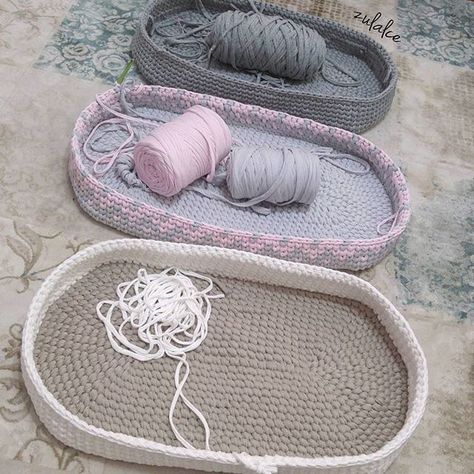 Crochet Cradle Basket Baby Carrier Free Crochet Pattern - by Budget101.com Moses Basket, Crochet Baby Nest, Baby Sleeping Basket, Diy Crochet Basket, Crochet Basket Pattern Free, Baby Moses Basket, Baby Baskets, Crochet Basket Pattern, Haken Baby