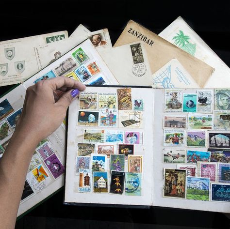 Stamp Collection Ideas, Stamp Collection Value, Things To Sell Online, Vintage Stamps Postage, What To Sell Online, Easy Way To Make Money, طوابع بريد, Postage Stamp Collecting, Cold Hard Cash