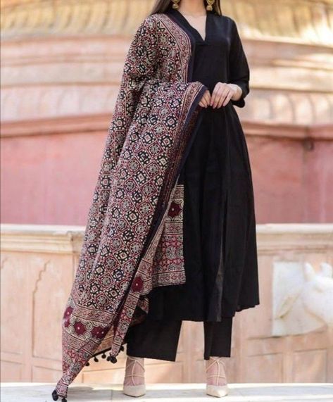 Printed Churidar Designs Ideas, Black Churidar Designs Simple, Stylish Churidar Designs, Black Kurti With Dupatta, Black Kurta With Dupatta, Ajrakh Dupatta With Kurta, Black Churidar Designs, Plain Suit With Printed Dupatta, Black Suit Design