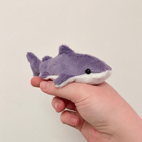 Lyric on Instagram: "Baby purple shark that fits perfectly in your hand 🦈 This lil cutie isn’t for sale but I am planning on having a really big shop update soon! Thank you all for hanging around and being so patient with me, I’m hoping to get back into my groove really soon :3 Pattern by: BeeZeeArt" Husk Pfp, Baby Purple, Shark Plush, Cute Squishies, Plushie Patterns, Cute Shark, Sewing Stuffed Animals, Animale Rare, Cute Stuffed Animals