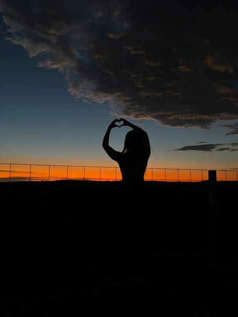 Silhouette Sunset Photography, Sunset Siloutte, Siloette Ideas Photography, Sunset With Person, Sunrise Photography People, Sunset Silloute, Silhouette Photoshoot, Silouette Photography, Sunset Photography People