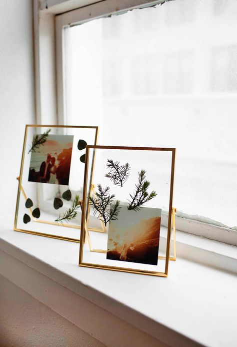 Pressed Flowers Photo Frame, Photo Frame With Flowers, Pressed Flower With Photo, Pressed Flower Photo Frame, Photo Frames Ideas, Frame Diy Ideas, Pressing Plants, Photo Frame Gift Ideas, Frame Gift Ideas