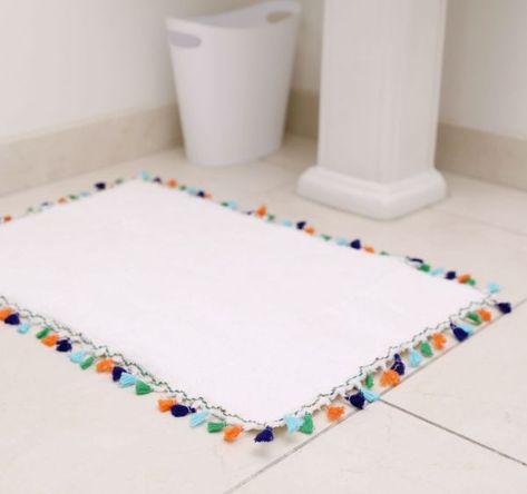 Repurpose an old towel into a new functional, stylish piece Couture, Upcycling, Diy Bath Rug, Diy Bathroom Rug Bath Mats, Diy Bathroom Rug, Diy Bath Mat, Crafts Recycled, Bath Mat Diy, Old Glass Bottles