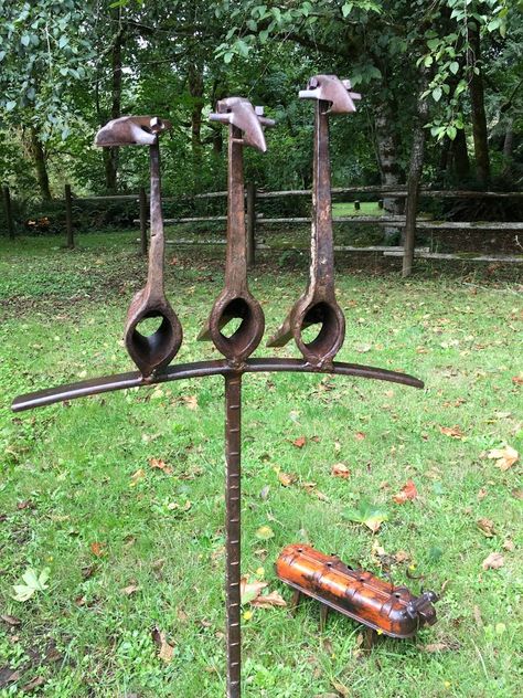 Kathi's Garden Art Rust-n-Stuff: Virtual Art Summer Art Show 2020 Junk Metal Art Old Tools, Rusty Metal Garden Art, Diy Welding Projects, Climbing Tools, Old Garden Tools, Junk Metal Art, Chain Art, Metal Welding Art, Lawn Art