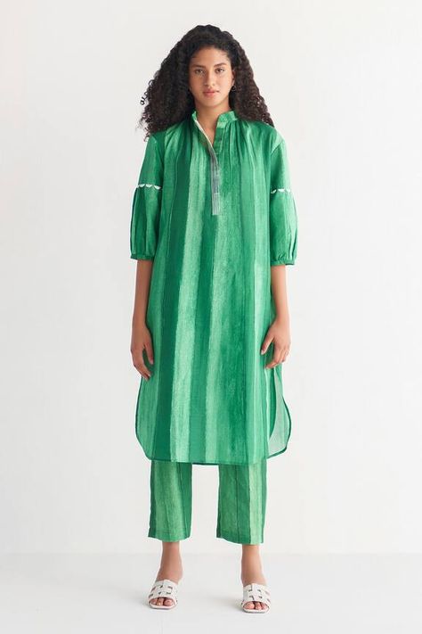 Green cotton linen woven dress with water color striped digital print. Components: 1 Pattern: Digital printed Type Of Work: Woven, Water color striped Neckline: Mandarin collar Sleeve Type: Half Fabric: Cotton linen Color: Green Other Details:  Scalloped detailing and Side pockets Note : Pant worn by the model is not for sale. Occasion: Work - Aza Fashions Striped Kurta, Striped Pants Women, Striped Print Dresses, Striped Pant, Casual Indian Fashion, Kurta Neck Design, Beautiful Pakistani Dresses, Kurti Designs Party Wear, Sleeves Designs For Dresses