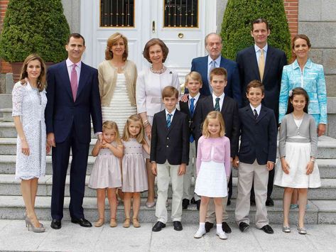 Meet Spain's Royal Family: Your Guide to the Spanish Monarchy's Family Tree Spanish Royalty, Spanish Queen, Royal Family Portrait, Spanish Royal Family, Extraordinary Women, Princess Sofia, Don Juan, European Royalty, Royal House