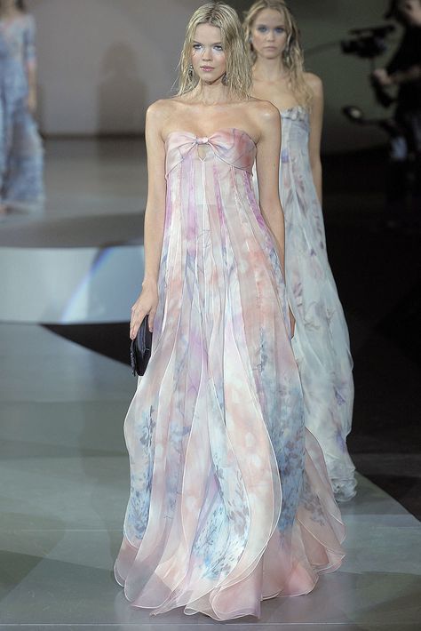 Giorgio Armani Spring 2009 Ready-to-Wear Fashion Show - Michelle Westgeest Glitzy Dress, Armani Dress, Strapless Evening Gowns, Runway Fashion Couture, 90s Runway Fashion, Evening Dresses Vintage, Silk Chiffon Dress, Runway Dresses, Glam Dresses