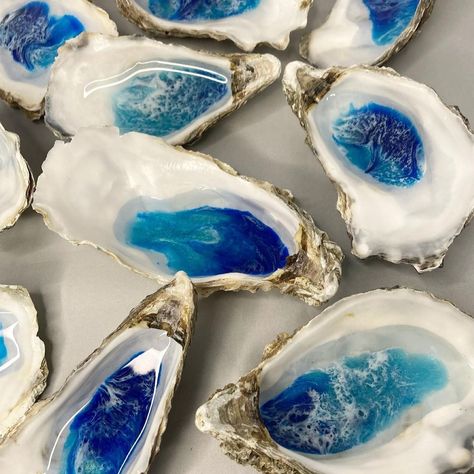 Epoxy Oyster Shells, Seashell Epoxy Art, Resin Oyster Shells, Oyster Shell Resin Art, Epoxy Shell Art, Painting On Oyster Shells, Resin Shell Art, How To Paint Oyster Shells, Painting Oyster Shells Diy