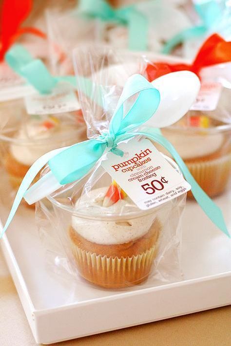 Love this idea for bake sale packaging. Use Avery 22848 printable tags to personalize your own. Hen Night Games, Deco Cupcake, Bake Sale Packaging, Cupcake Packaging, Torte Cupcake, Ge Bort, Brownie Desserts, Bachelorette Party Games, Cupcake Cake
