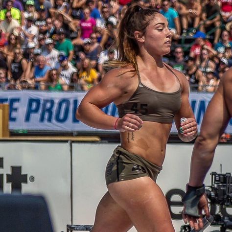 The top hottest #crossfit athletes at the 2018 crossfit games Bethany Shadburn Swolverine Female Crossfit, Crossfit Lifts, Female Crossfit Athletes, Crossfit Body, Mens Running Pants, Athletic Tops Women, Crossfit Women, Crossfit Games, Crossfit Athletes