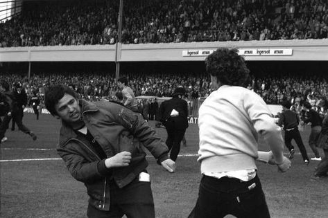 Police And British Football Hooligans – 1980 to 1990 - Flashbak West Ham Hooligans, Casual Hooligans, Soccer Hooligans, Football Hooliganism, Cardiff City Fc, Metal Fencing, West Ham United Fc, British Football, Football Casuals