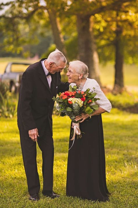 Vieux Couples, 65th Wedding Anniversary, Wedding Quotes Funny, Wedding Anniversary Photos, People Pictures, Elderly Couples, 60 Wedding Anniversary, Growing Old Together, Anniversary Photoshoot