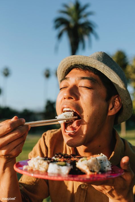 Man eating sushi in the park | premium image by rawpixel.com / McKinsey Mont Blanc, Essen, Eating Sushi Pose, Eating Poses, Eating Photo, Asian Food Photography, Eating Sushi, Human References, Person Photography