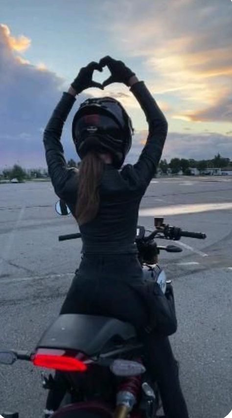 Girl Motorcyclist, Women Riding Motorcycles, Girl Riding Motorcycle, Moto Yamaha, Chicks On Bikes, Motocross Love, Image Moto, Bike Aesthetic, Biker Aesthetic