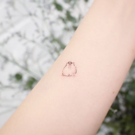 Tiny mini pet tattos. Hamster tatto. Cute Hamster tatto. Cute tiny Hamster back tatto idea. Cute Hamster back tatto. #tatto #minitatto #tinytatto #pettatto #hamstertatto #aathsaa Hamster Outline Tattoo, Simple Hamster Tattoo, Tiny Hamster Tattoo, Hamster Paw Print Tattoo, Cute Hamster Tattoo, Hamster Paw Tattoo, Small Hamster Tattoo, Hamster Tattoo Ideas, Hamster Tattoo Simple