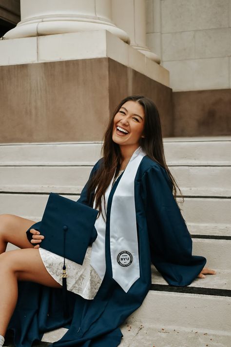 Nursing Graduation Pictures With Husband, Dentist Graduation Pictures, Highschool Graduation Pictures Ideas, Graduation Pictures Women, Grad Shoot Ideas, Fun Graduation Pictures, College Grad Pictures, Grad Poses, Cap And Gown Photos