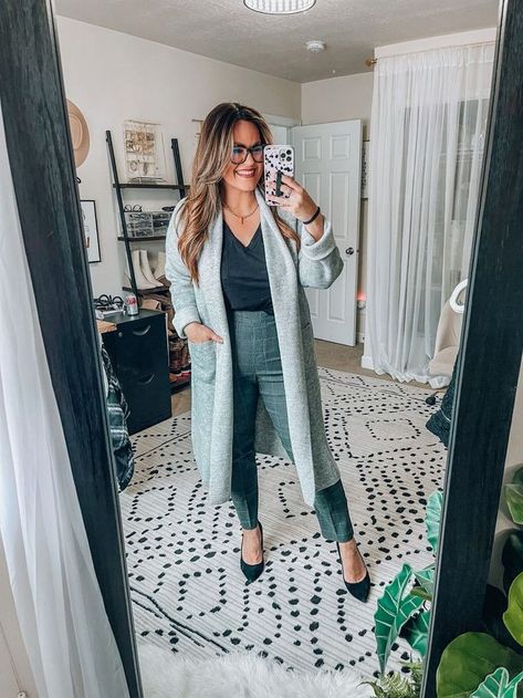 Plaid Pants Outfit Midsize, Winter Office Wear Plus Size, Plus Size Coatigan Outfit, Office Wear Women Work Outfits Plus Size, Midsize Office Outfit Winter, Casual Work Outfits Winter Plus Size, Midsize Professional Outfits, Black Plaid Pants Outfit, Midsize Office Outfit