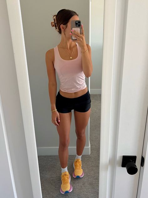 Daisy Keech Gym Outfits, Swiftly Tech Short Sleeve Outfit, Running Shoe Outfits, Cute Outfits With Tank Tops, Black Swiftly Tech Outfit, Fitted Tank Top Outfits, Outdoor Bar Outfit, Lululemon Swiftly Tech Outfit, Women Running Outfits
