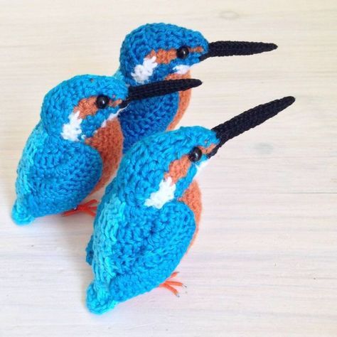 I Make Realistic Crocheted Birds Out Of Wool Hummingbird Crochet, Crocheted Birds, Crochet Bird Patterns, Bird Applique, Crochet Needlework, Crochet Birds, Knitted Animals, Crochet Diy, Bird Patterns