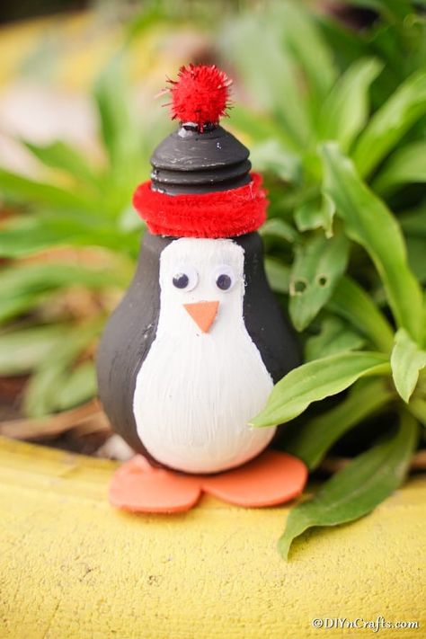 Painted Light Bulb Penguin Decoration is a great craft to add whimsy to your holiday decor! #penguins #penguincraft #lightbulbcraft #christmasdecoration #winterdecor #wintercraft Natal, Painted Light Bulbs Ideas, Painting Light Bulbs Diy, Bulb Ornaments Diy Ideas, Bulb Art Paint, Light Bulb Painting Ideas, Bulb Decoration Ideas, Bulb Craft Ideas, Bulb Painting Ideas