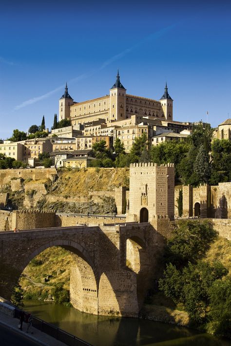 Vista de Toledo Alcazar Castle, Spain Toledo, Toledo Cathedral, Toledo Spain, Al Andalus, Europe Vacation, Beautiful Castles, Spain And Portugal, Medieval Town