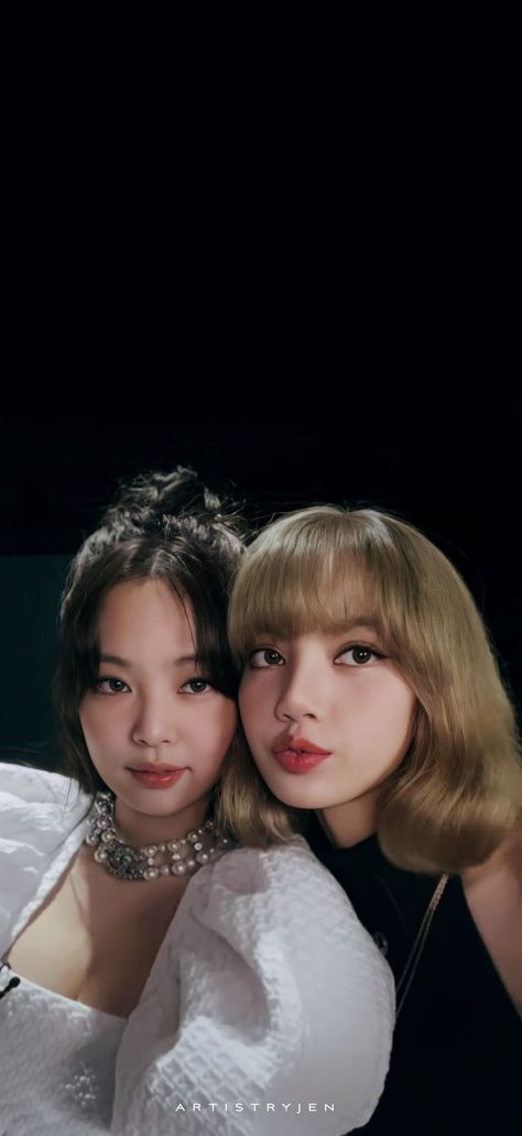 Lisa Selfie Blackpink, Blackpink Group Selfie, Jenlisa Hd Wallpaper, Blackpink Selfie Group, Jennie Cute Selfie, Jenni And Lisa, Kpop Group Selfie, Kpop Female Idols Wallpaper, Black Pink Selfie