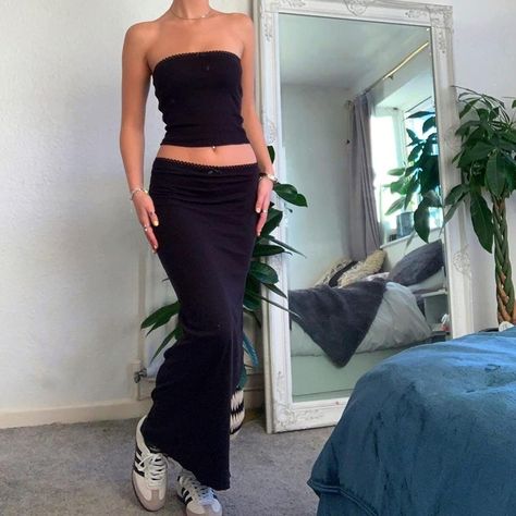 Long Skirt And Samba Outfit, Long Tube Skirt Outfit, Long Skirt Samba Outfit, Tube Top And Long Skirt Outfits, Tube Top Long Skirt, Black Tube Top Outfit Aesthetic, Tight Long Skirt Outfits, Long Tube Top Outfit, Black Long Skirt Outfit Aesthetic