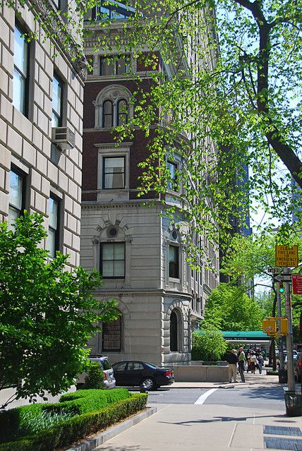 Central Park Apartment Aesthetic, Central Park Nyc Summer, Fifth Avenue Aesthetic, Apartment Building New York, New York 60s, Park Avenue Nyc, Fifth Avenue Nyc, Manhattan Lifestyle, Photographie New York