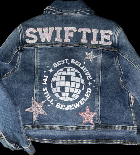 Taylor Swift “swiftie” inspired jacket Taylor Swift Lover Outfits, Taylor Swift Lover Era Outfits, Lover Era Outfits, Eras Merch, Diy Taylor Swift, Lover Outfits, Outfits On A Budget, Taylor Swift Lover Era, Era Outfits