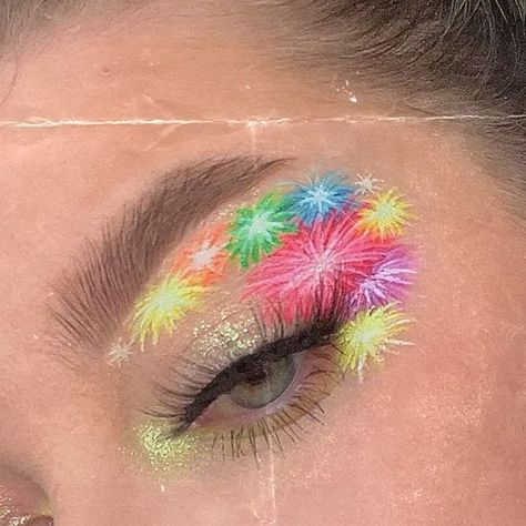 ✨💛emma potts💛 ✨ on Instagram: "FIREWORKS🎆 • {ad/reklame | using gifted products} • @benefitnordics Fluff up brow wax & powmade * @sheencosmeticsofficial Epic liners* @theboldfacemakeup ‘super hot’ lashes * • • • #decembermakeup #wintermakeup #newyearsmakeup #newyearmakeup #newyearmakeuplook #makeupnewyear #graphiceyeliner #graphiclinerlook #graphicliner #fireworks💥 #fireworksmakeup #creativeeyeliner #creativemakeup #makeupinstagram #makeupinspirations #eyeshadowinspo #benefitbrows #eyelinerart #crazymakeups #crazymakeup" Crazy Make Up, Firework Makeup, 2023 Fireworks, Creative Eyeliner, New Year's Makeup, Graphic Eyeliner, Brow Wax, Graphic Liner, Winter Makeup