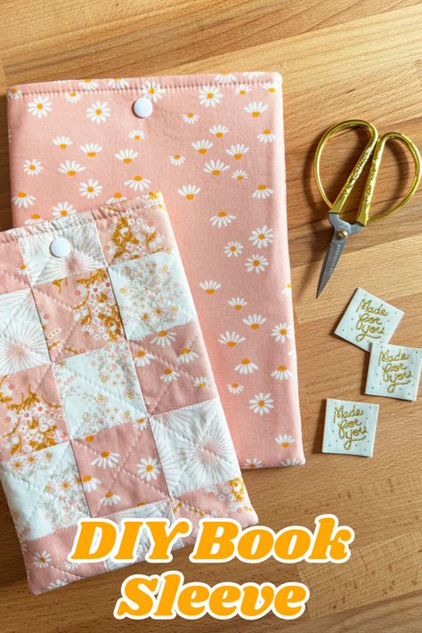 Patchwork, Tela, Book Sleeve Fabric, Cool Sewing Projects For Beginners, What To Make With Canvas Fabric, Sew Kindle Cover, Sewing Projects For Friends, How To Sew A Kindle Sleeve, Free Book Sleeve Sewing Pattern