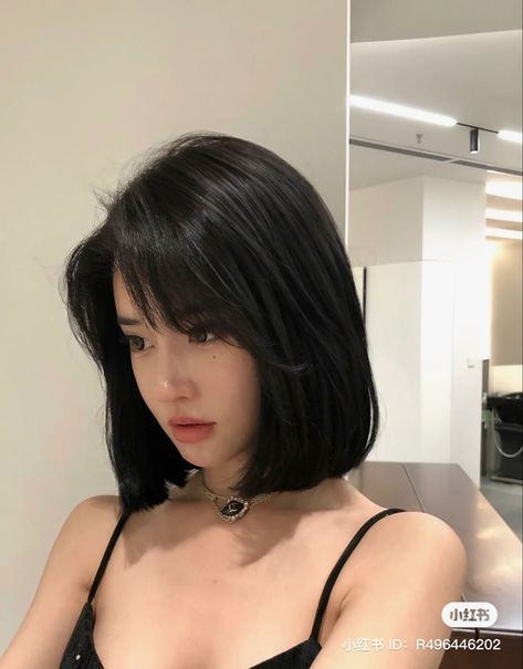 Short Hair And Bangs Asian, Haircuts Korean Women, Short Haircut For Asian Woman, Korean Haircut Thick Hair, Asian Bobs Haircuts, Korean Hair Inspo Short, Short Hair Bangs Asian, Haircuts Aesthetic Short, Asians With Short Hair