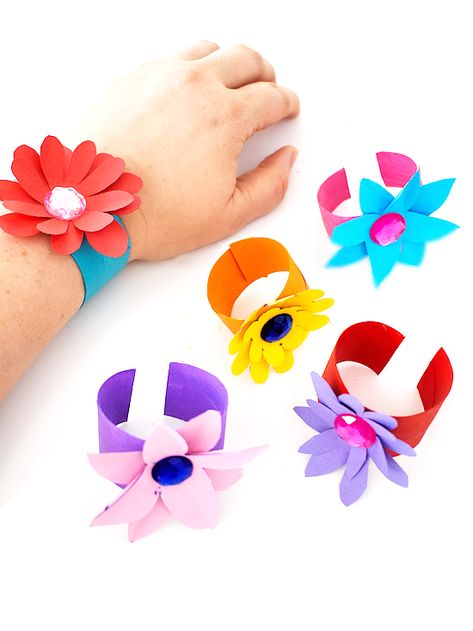 Cardboard Roll Flower Bracelet Craft Hawaiian Crafts, Easy Mother's Day Crafts, Crafted Gifts, Bracelet Craft, Bouquet Diy, Paper Bouquet, Spring Crafts For Kids, Aktivitas Montessori, Mothers Day Crafts For Kids