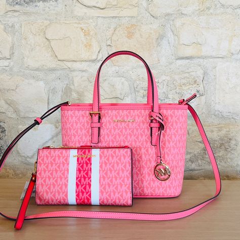 Micheal Kors Crossbag Pink, Window Logo, Pink Bags, Hand Bags For Women, Mk Wallet, Luxury Bags Collection, Vintage Leather Handbag, Red Leather Handbags, Tom Selleck