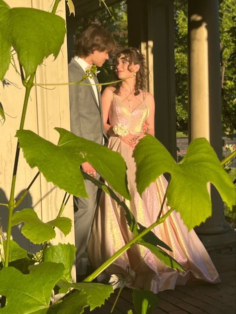 Prom Couple Pics Photo Ideas, Aesthetic Prom Couple Pictures, Prom Couple Pictures Aesthetic, Candid Prom Pictures Couples, Prom Foto Ideas, Prom Pic Aesthetic, Aesthetic Prom Pictures Couple, Couples Prom Photoshoot, Photoshoot Ideas Long Dress