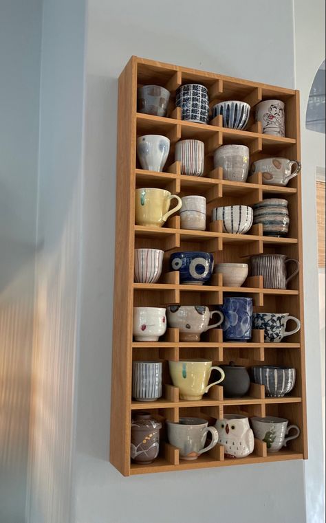 @wafaahemade ceramics, mug shelf display, kitchen interior, boligindretning, koppereol, kitchen ideas, organization, nordic, japanese mugs, keramik, japansk, japandi Mug Shelf, Small Apartment Storage, Apartment Storage, Deco Studio, Mug Collection, Apartment Decor Inspiration, Dream House Decor, Aesthetic Room Decor, House Inspo